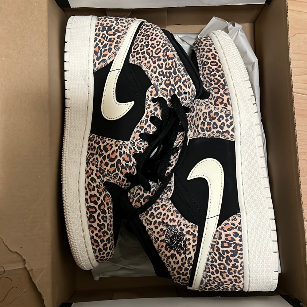 WOMENS high top Jordan’s!